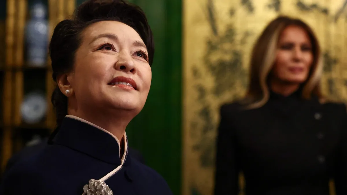 Il qipao della First lady Peng Liyuan alla Casa Bianca, la sua designer MaKe. E la cerimonia del tè con Melania