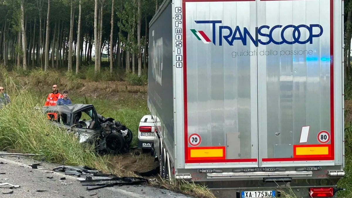 Schianto frontale ad alta velocità nel Pavese: sul rettilineo si scontrano automobile e tir. Tre morti
