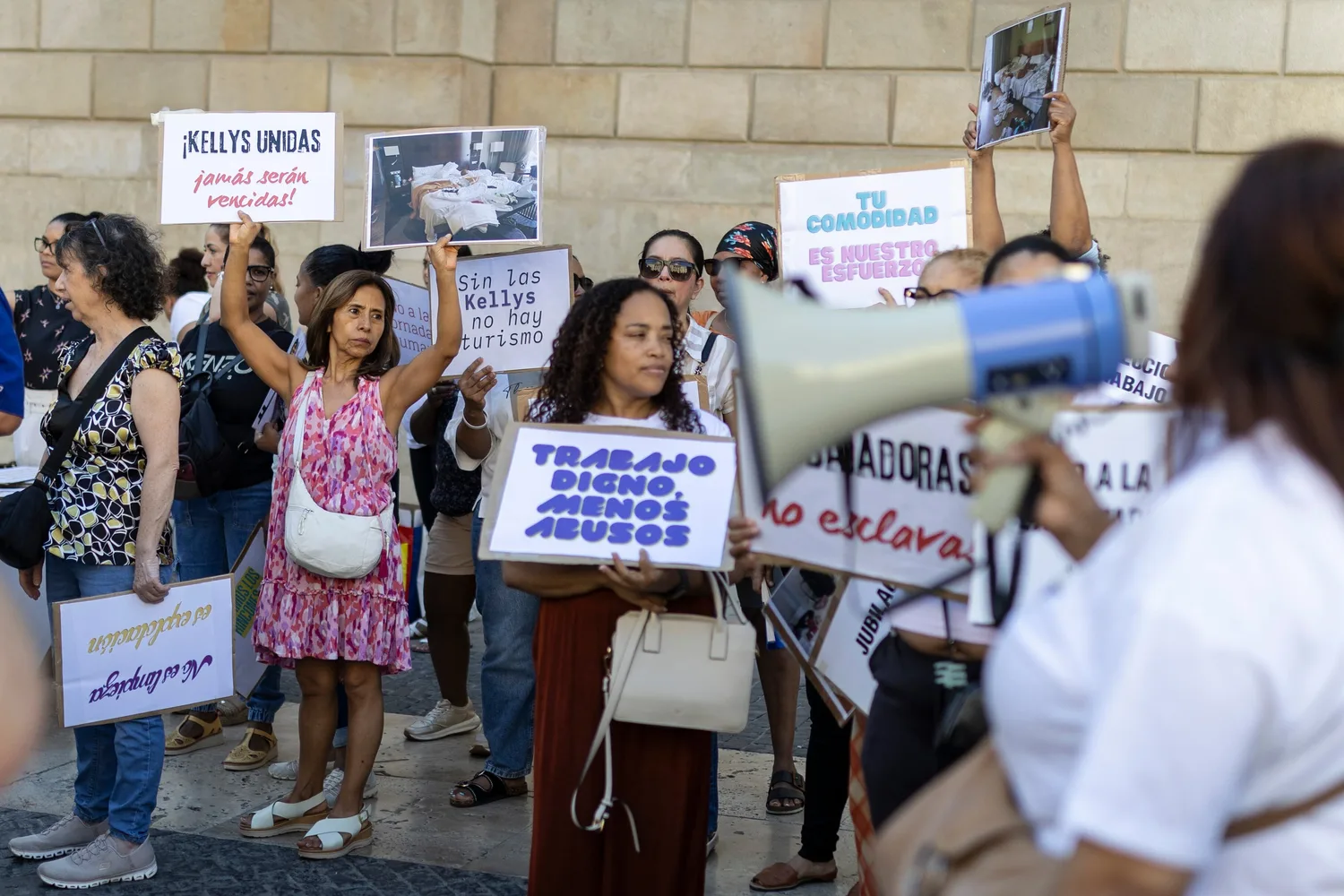 Los sectores feminizados con más bajas laborales se lanzan a reclamar la jubilación anticipada