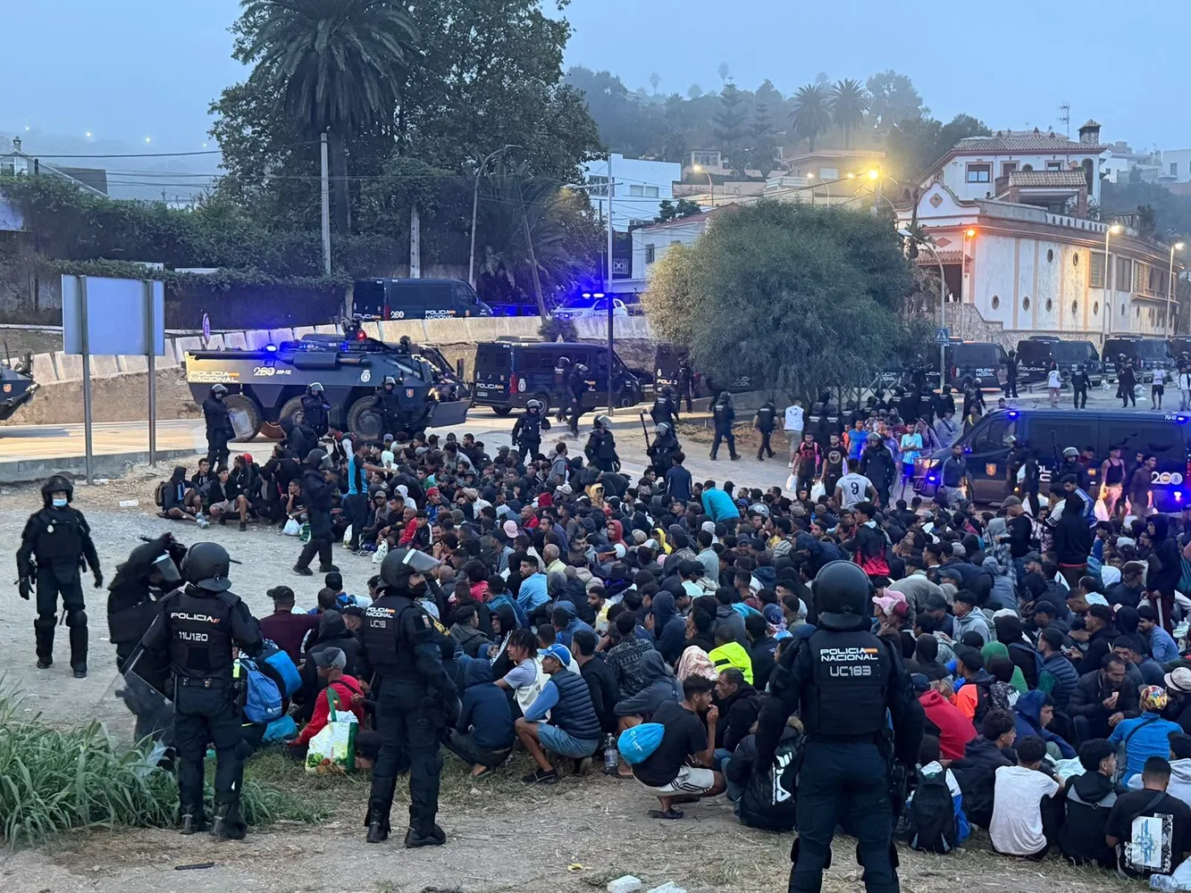 La Policía empieza a desalojar el asentamiento de migrantes de la playa de El Trampolín de Ceuta