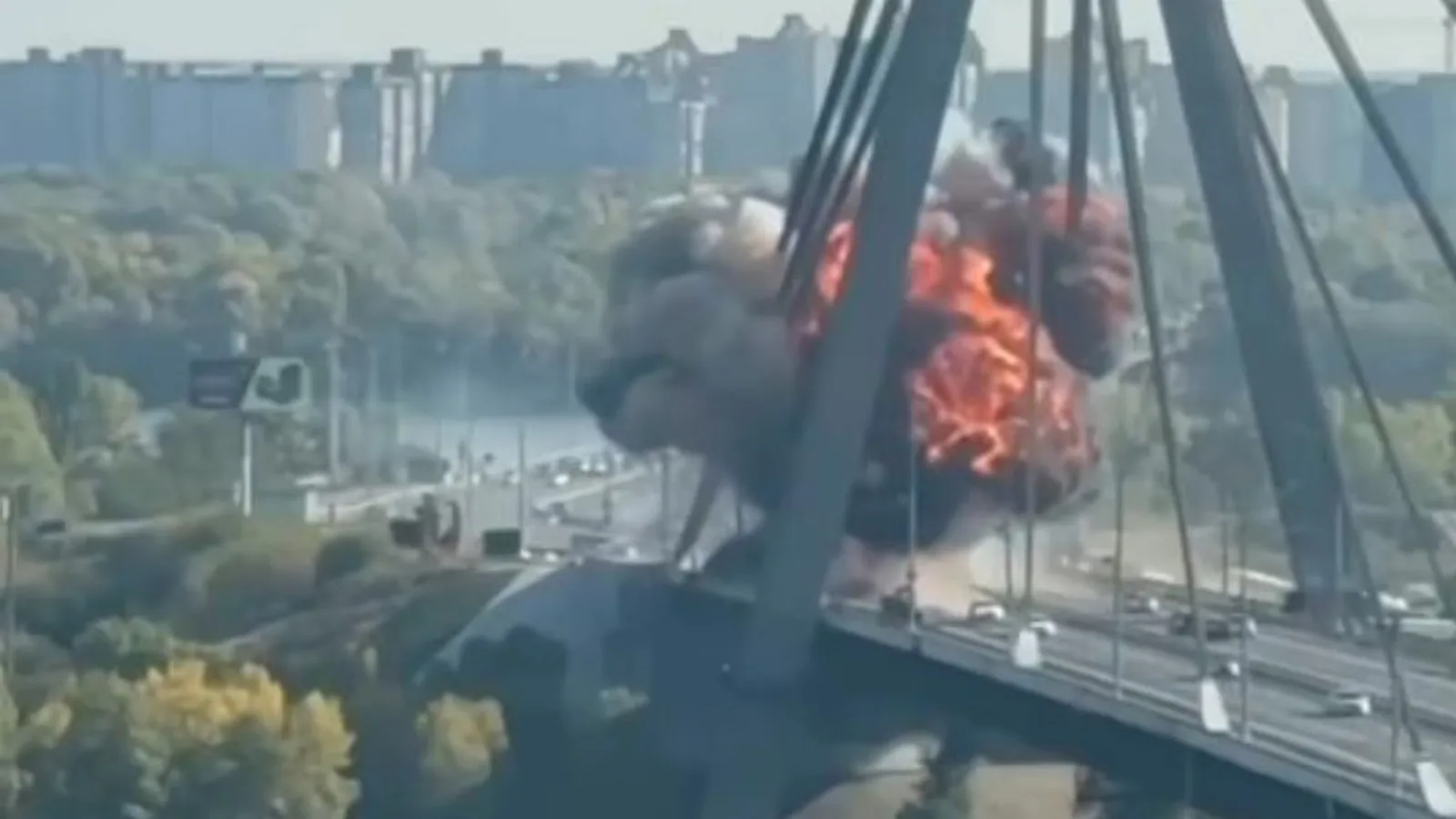 Kiev, drone russo colpisce il Ponte Nord: esplosione e fumo sul Dnipro