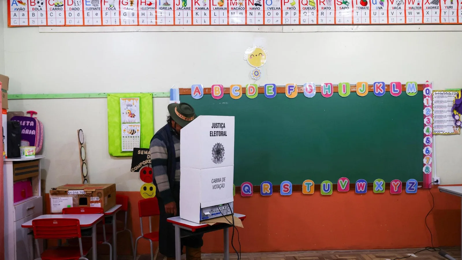 Elezioni in Brasile, si va al ballottaggio. Bolsonaro batte Lula al primo turno: “È la fine della sinistra”
