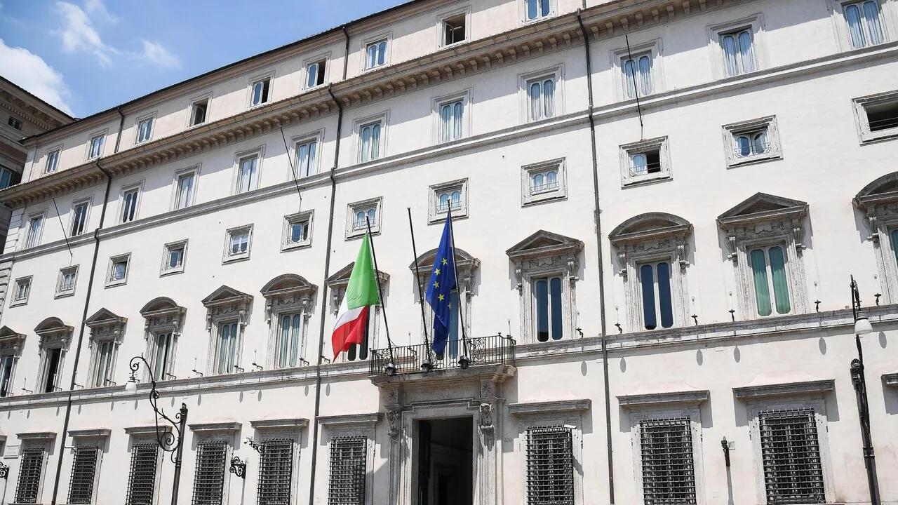 Scuola, multe per il burqa e ai genitori che non sanno l'italiano. Meloni: 'Con il tetto evitiamo le classi-ghetto'