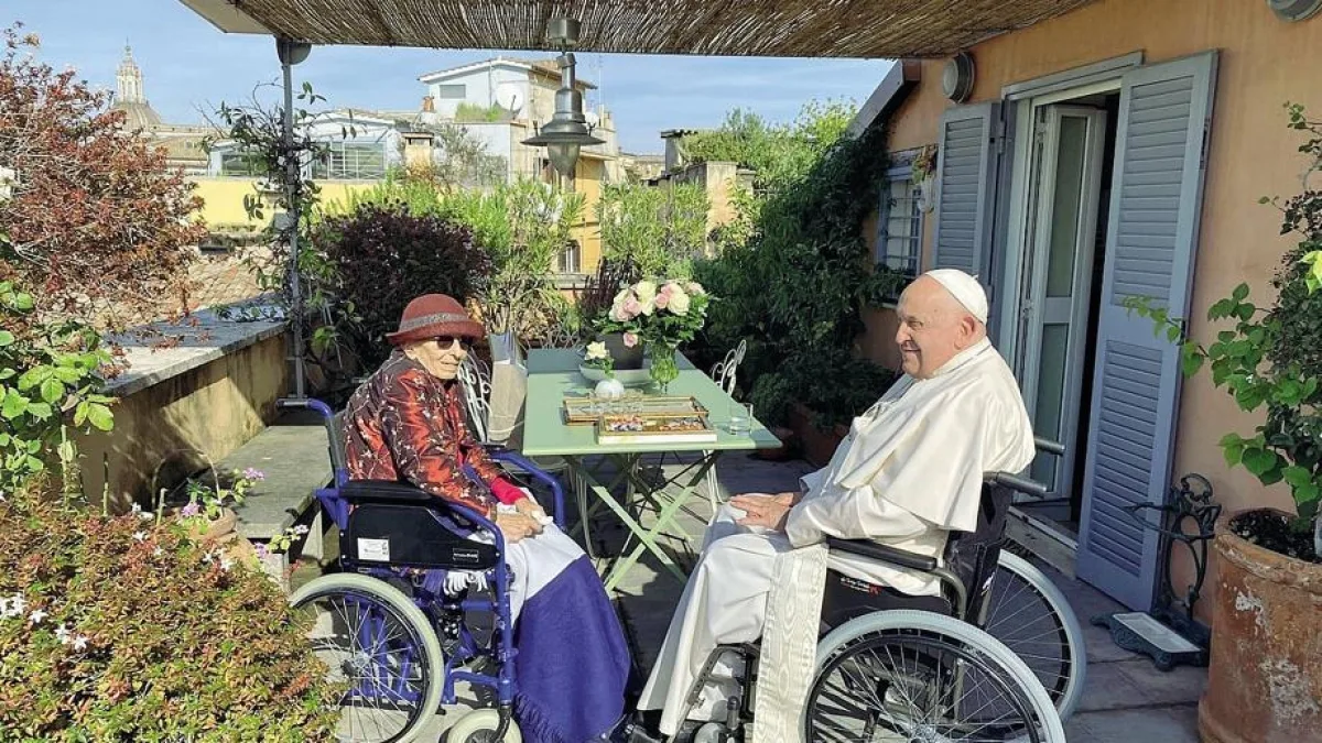 Il Papa, la foto sui tetti di Roma, le sedie a rotelle: «Non condivido le sue idee, ma conosce l’Africa meglio di tutti»
