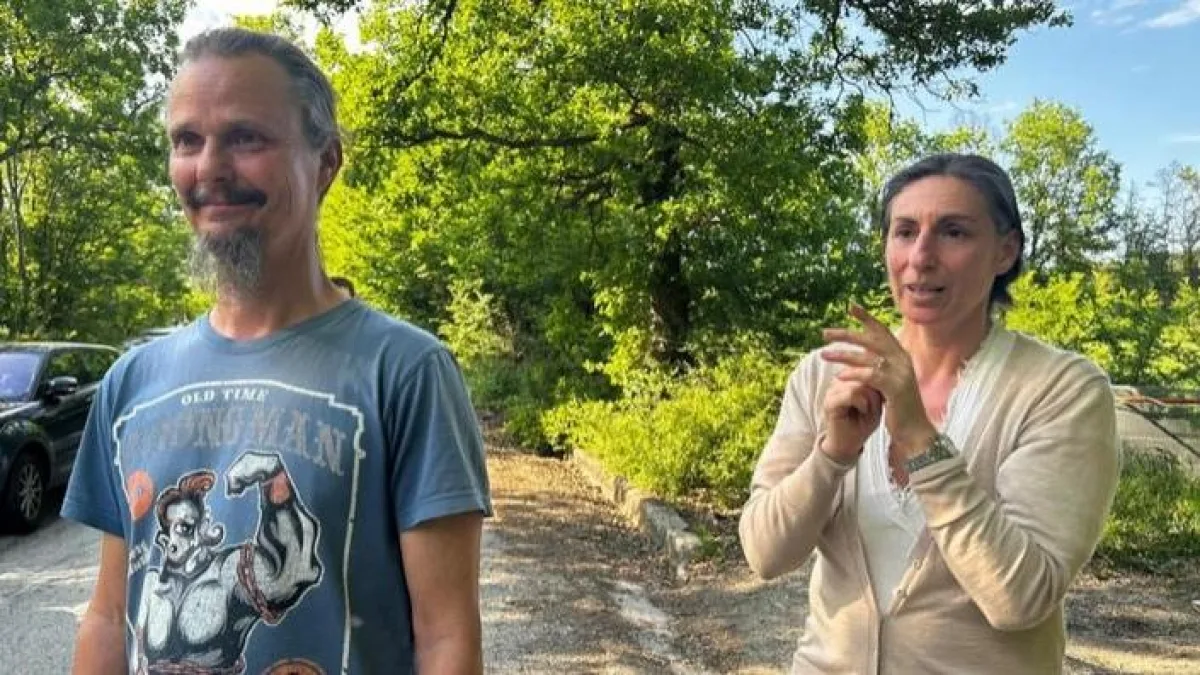 Famiglia del bosco:  «Annullato l'incontro coi bambini a casa». Il sindaco: «Per gli assistenti sociali non c'erano sicurezza e privacy»