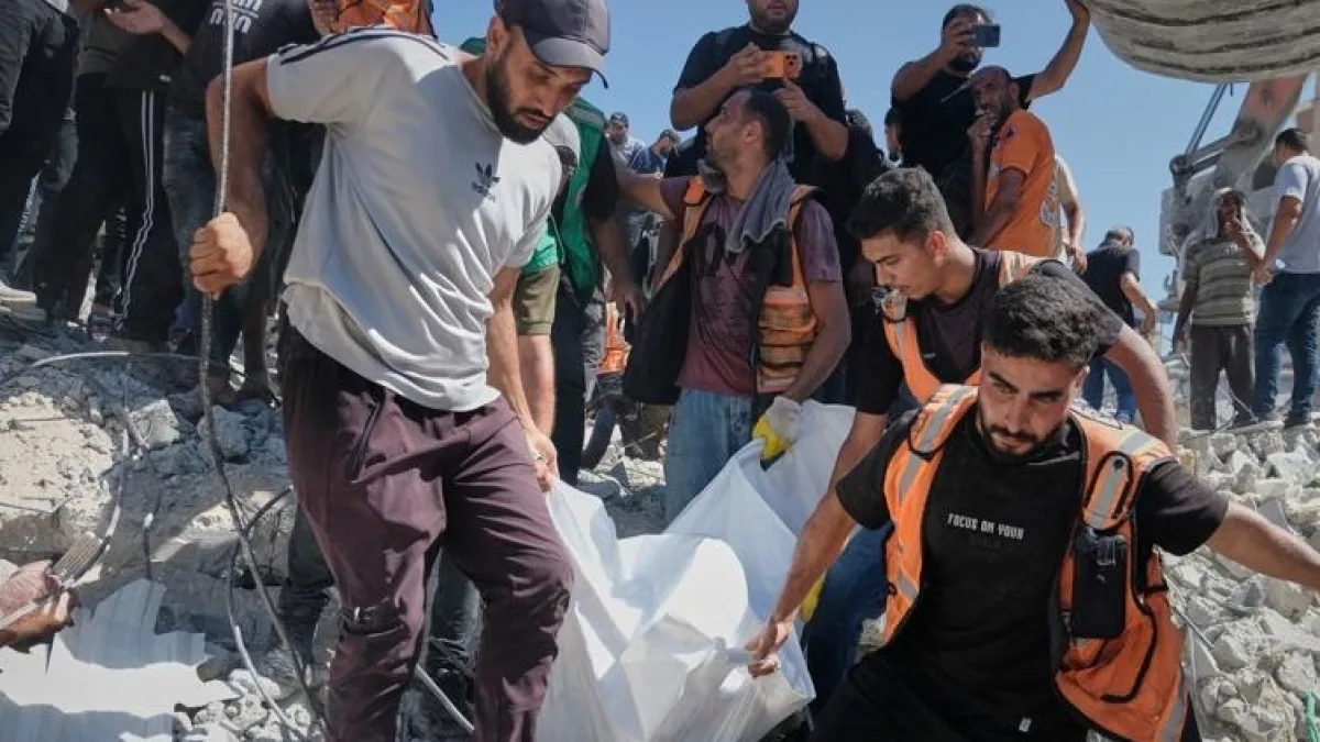 Gaza, crolla palazzo: 21 morti, dodici sono bambini. Pechino: «Pronti a difendere gli interessi dell'Iran»