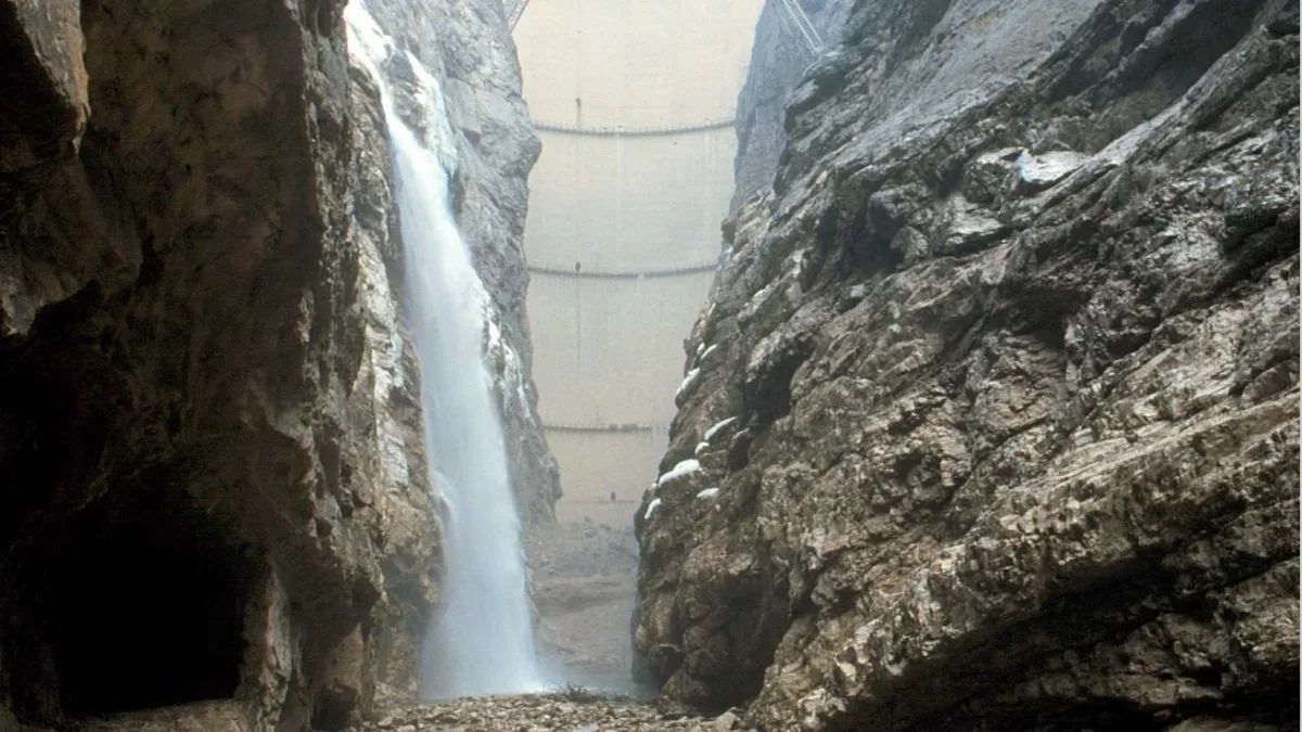 Nuovo studio sul disastro del Vajont, la frana fu doppia: «La base d’argilla e la roccia, spinta colossale sull’acqua»