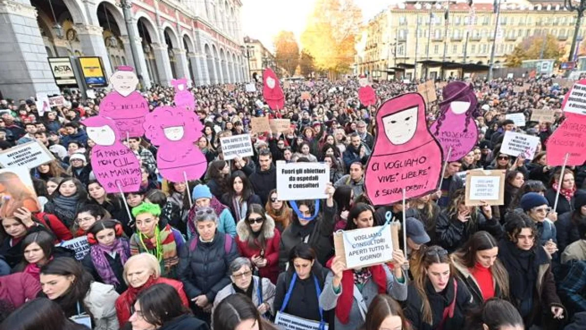 Tre milioni di donne in Italia vittime di violenza fisica o sessuale prima dei 16 anni: il report Istat