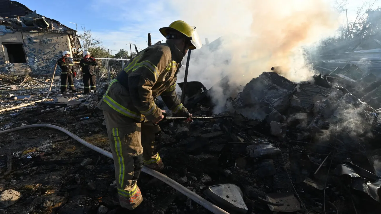 Raid russi su Kharkhiv, due morti e 33 feriti. Nyt: mille missili sull'inverno ucraino
