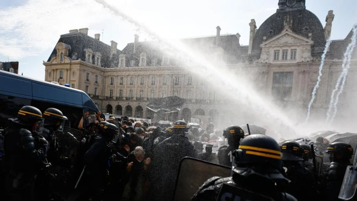 Francia, ancora manifestazioni: bloccati anche i migliori licei di Parigi. Gli slogan (in italiano) e le inchieste sulla polizia