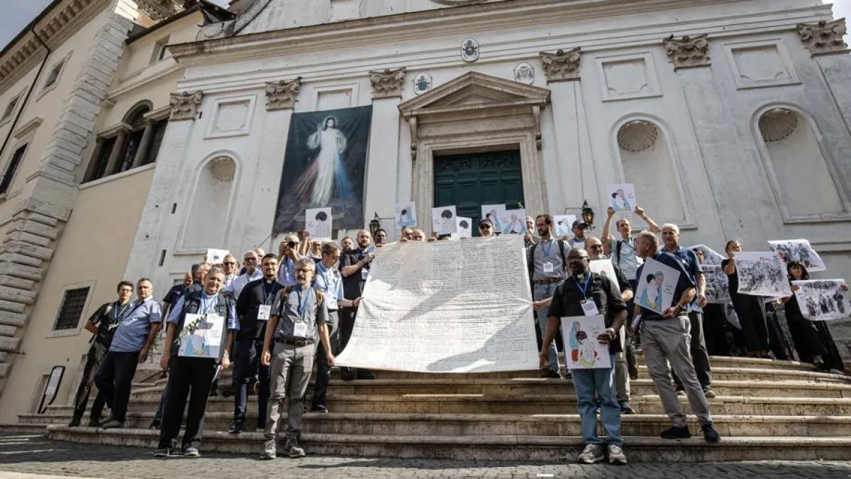 Roma, la marcia dei 100 preti: «Contro il genocidio a Gaza, Papa Leone sta con noi»