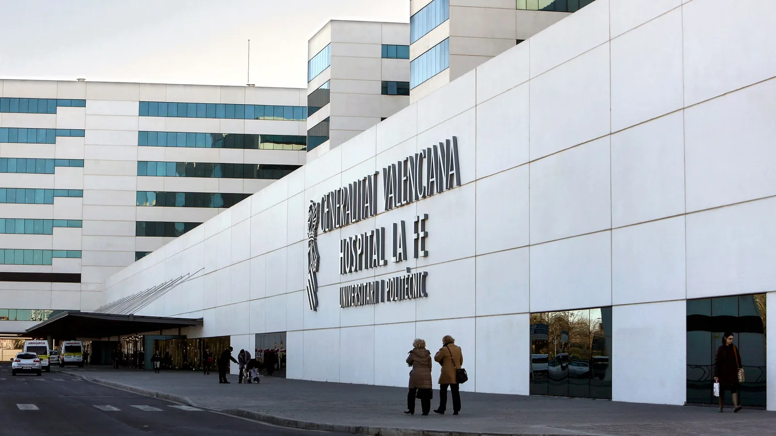 Una madre intenta evitar la caída de su hijo por un balcón y acaban los dos hospitalizados en Canals (Valencia)