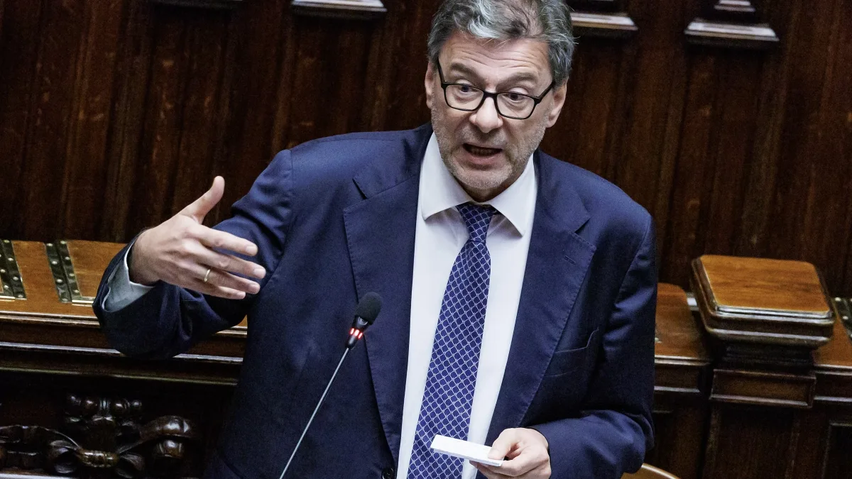 Giorgetti alla Camera: «Il governo vuole rendere strutturale l’abolizione del bollo auto e tagliare le tasse al ceto medio»