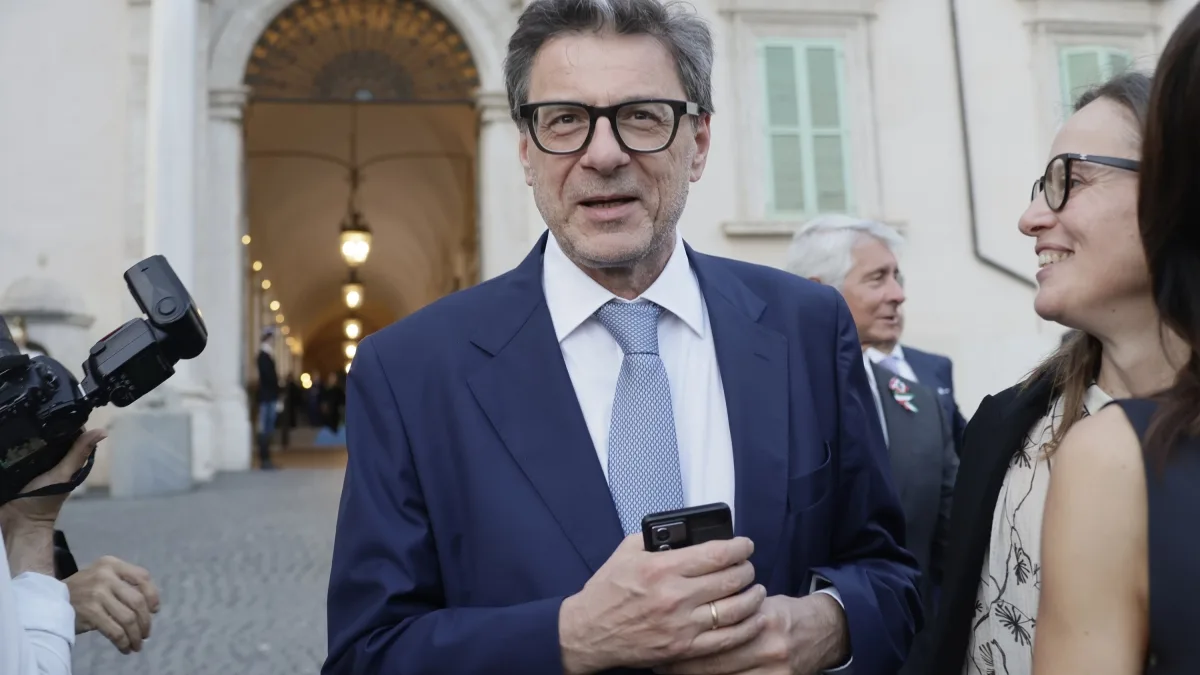 Gasolio, Trump preme sulle riserve europee e minaccia lo stop all’export: coinvolta anche l’Italia