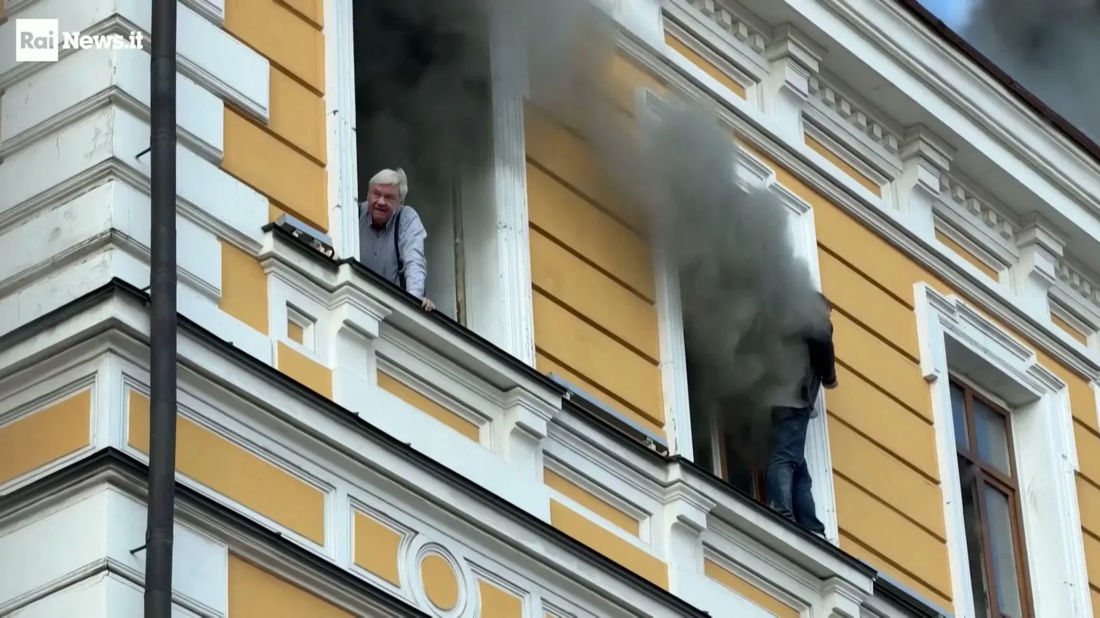 Il video dei salvataggi dalle finestre dell'Accademia delle Scienze di Kiev avvolta dalle fiamme
