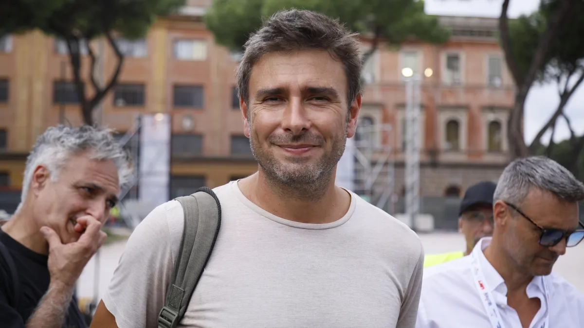 Di Battista, l'angoscia degli amici dopo l'aggravarsi delle condizioni: «Ora serviranno settimane, impossibile la partenza»