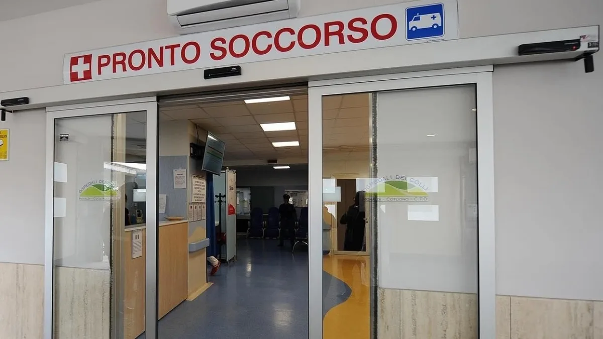 Napoli, 21enne accoltellato alla gola: colpito dalla sorella 15enne con una forbice. Il giovane è gravissimo in ospedale