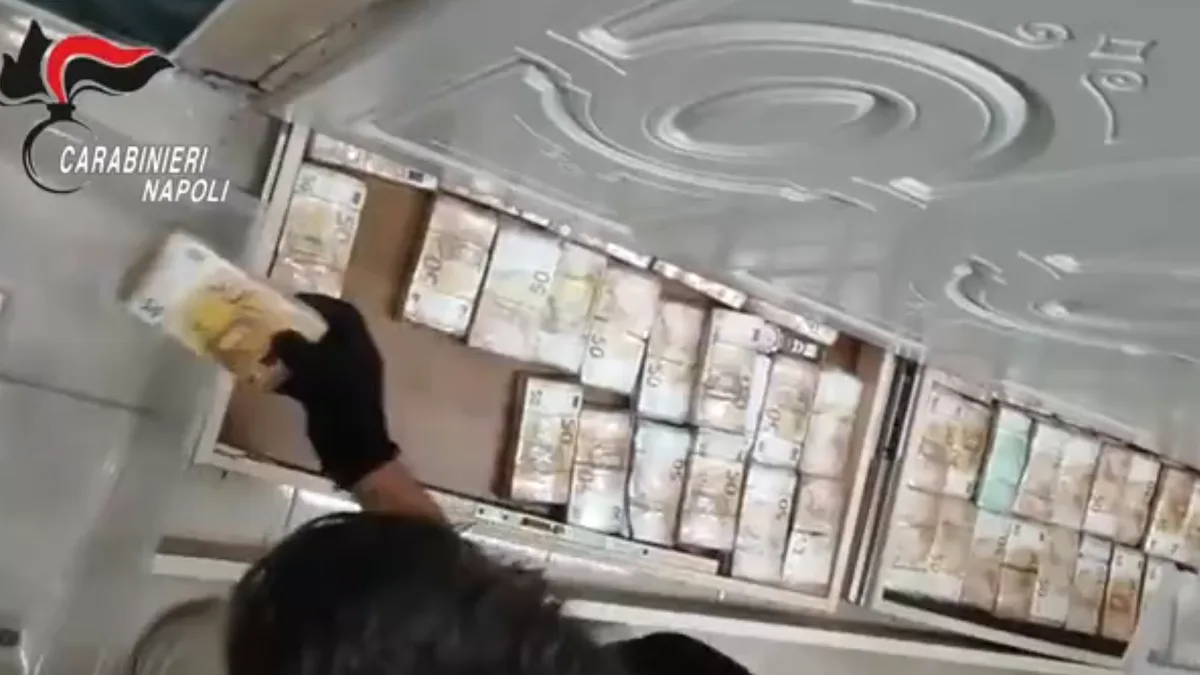 Blitz contro il clan Angelino, 3,2 milioni di euro nascosti nei muri e nell'armadio