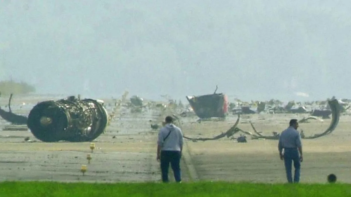 La strage di Linate: la nebbia, i sistemi fuori uso, l’esplosione e i 118 morti che cambiarono l’aviazione europea | Il dolore dei familiari: noi soli e disperati
