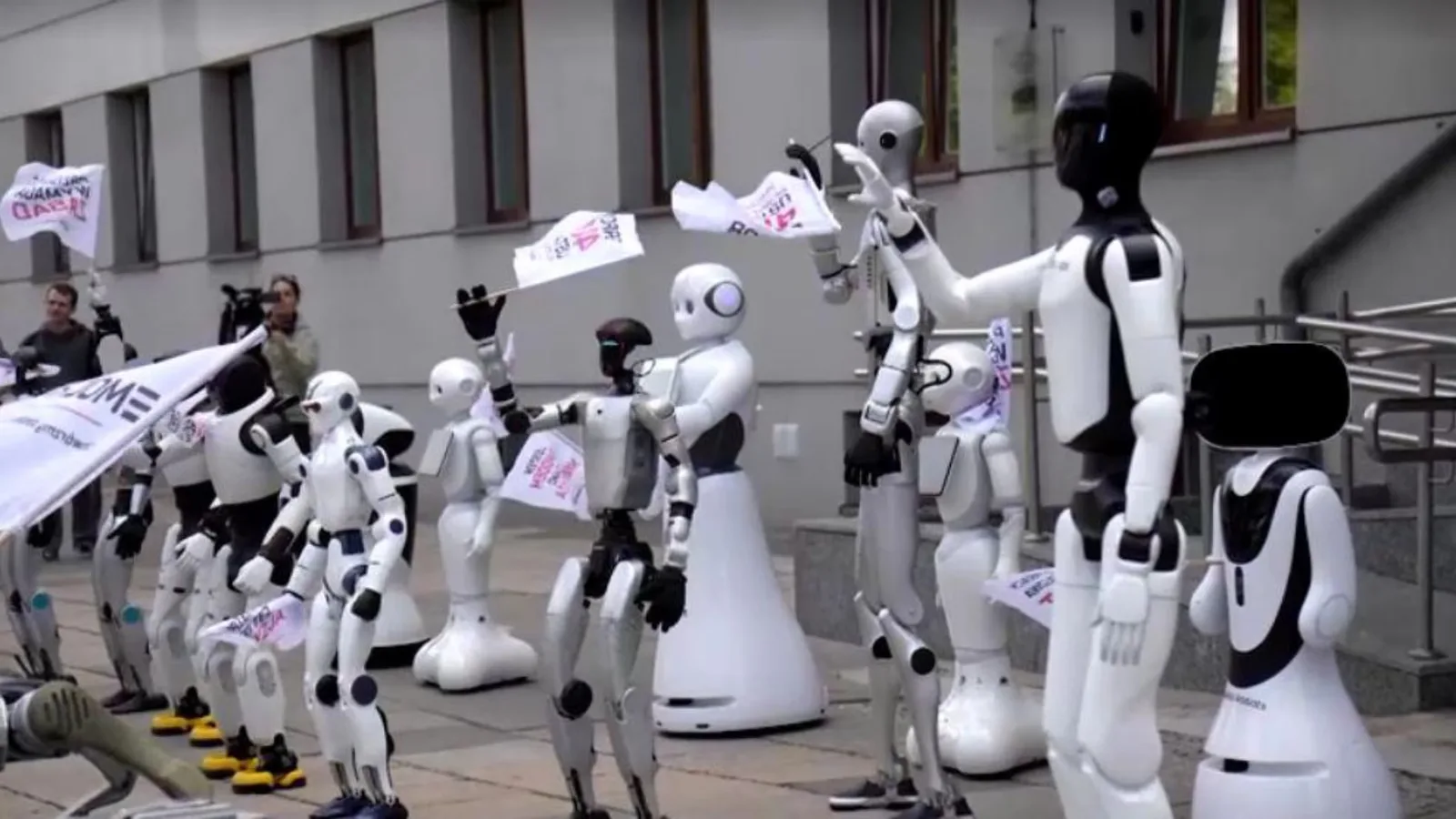 Il primo sciopero usando robot: in piazza per chiedere regolamentazione dell'IA