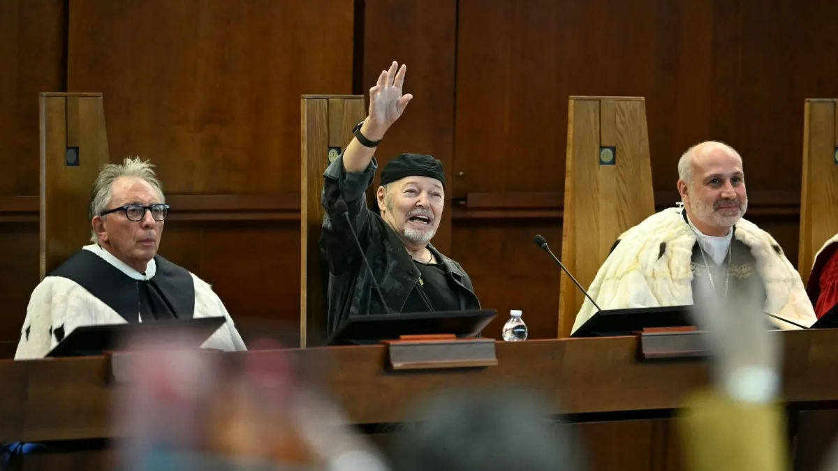 Vasco Rossi dottore honoris causa a Salerno: «Libertà non è quello che dicono i maitre à penser della destra italiana»