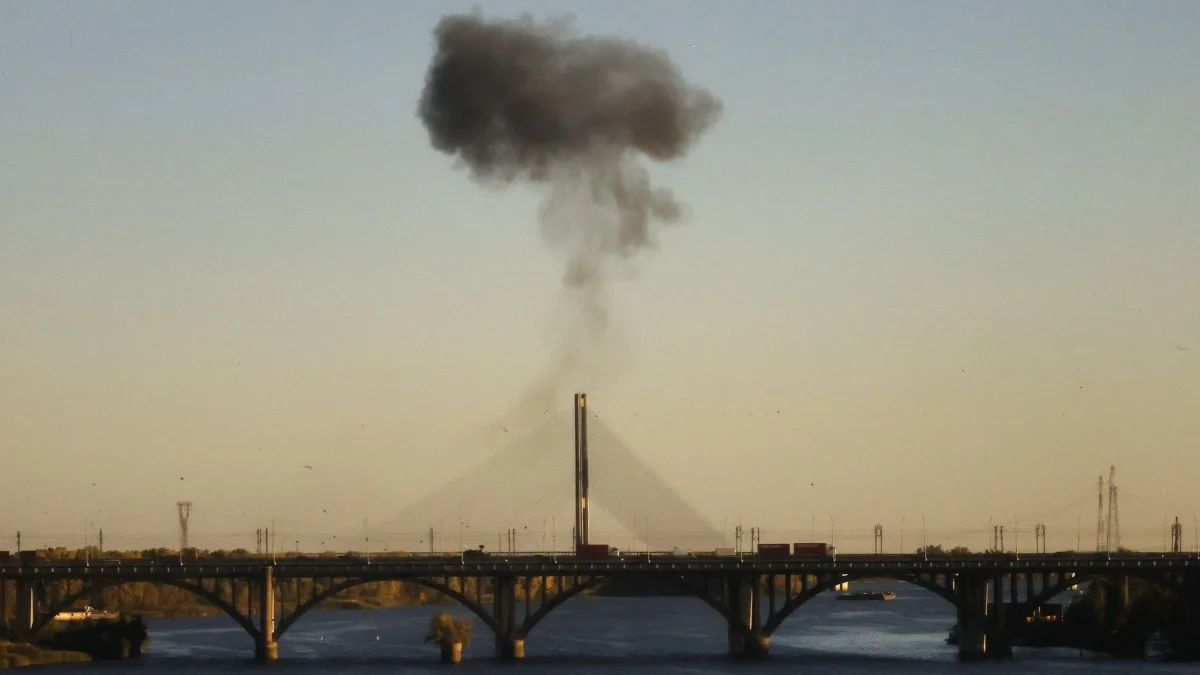 Kiev: «I russi hanno bombardato due volte il ponte sud della città». Nyt: «Mosca prepara l'attacco più duro»