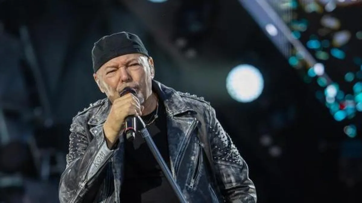 Vasco Rossi operato alla schiena: «Sono già in piedi, il problema grave è che adesso mi annoierò un po'»