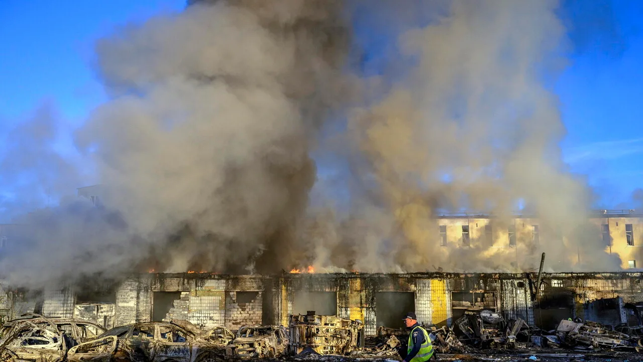 Ucraina: 18 feriti a Kiev per raid su palazzi e ferrovie. Raffineria in fiamme in Russia