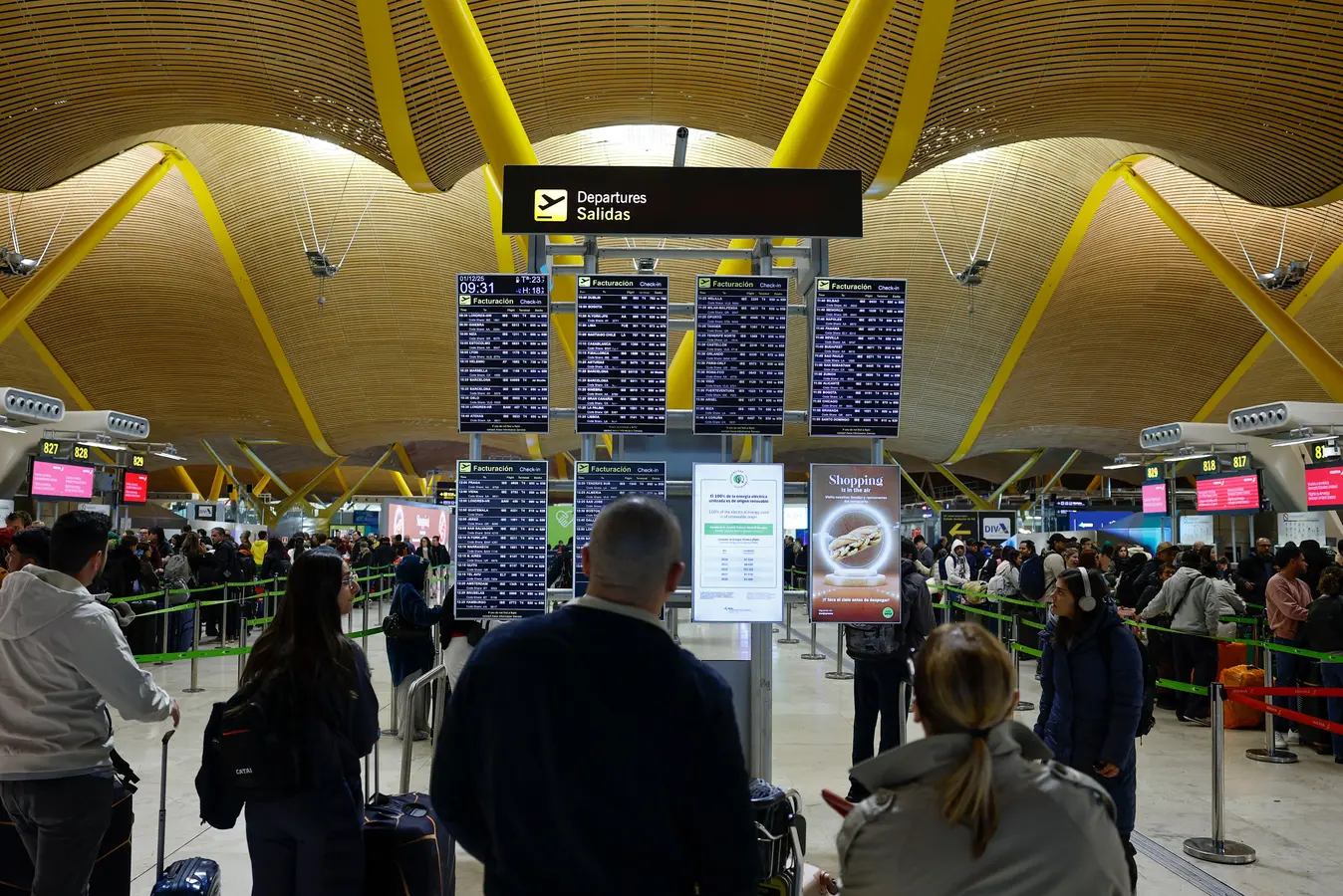 Las tormentas provocan retrasos, desvíos y cancelaciones en los aeropuertos de Madrid-Barajas y El Prat