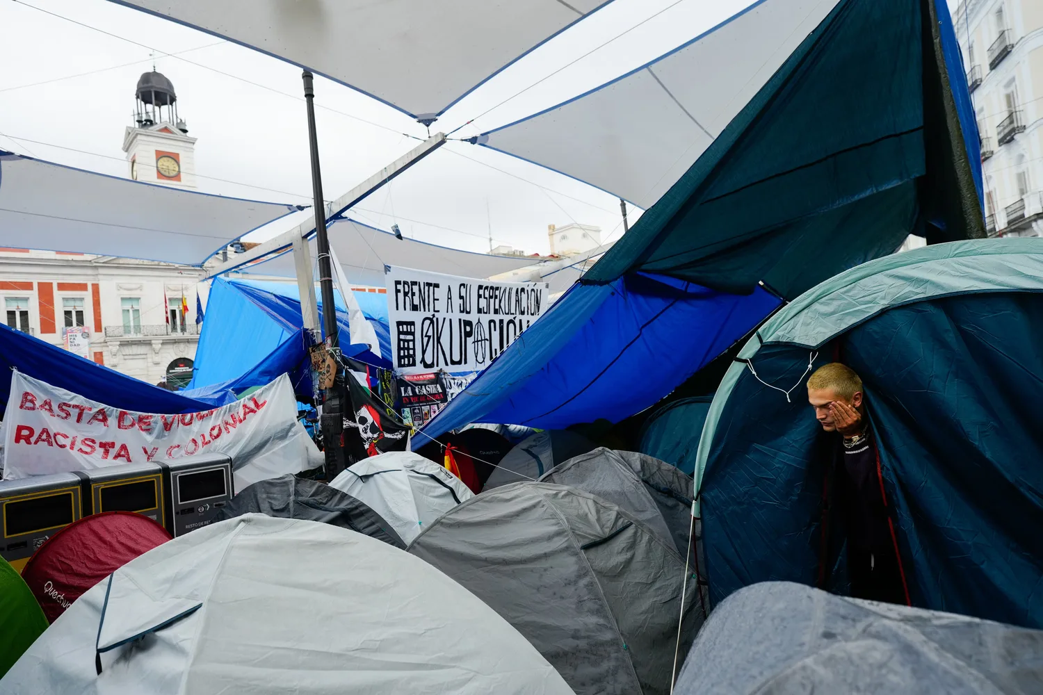 Reacciones a los decretos de vivienda y las acampadas en directo | Arrancan las movilizaciones por la vivienda con la manifestación de Valencia
