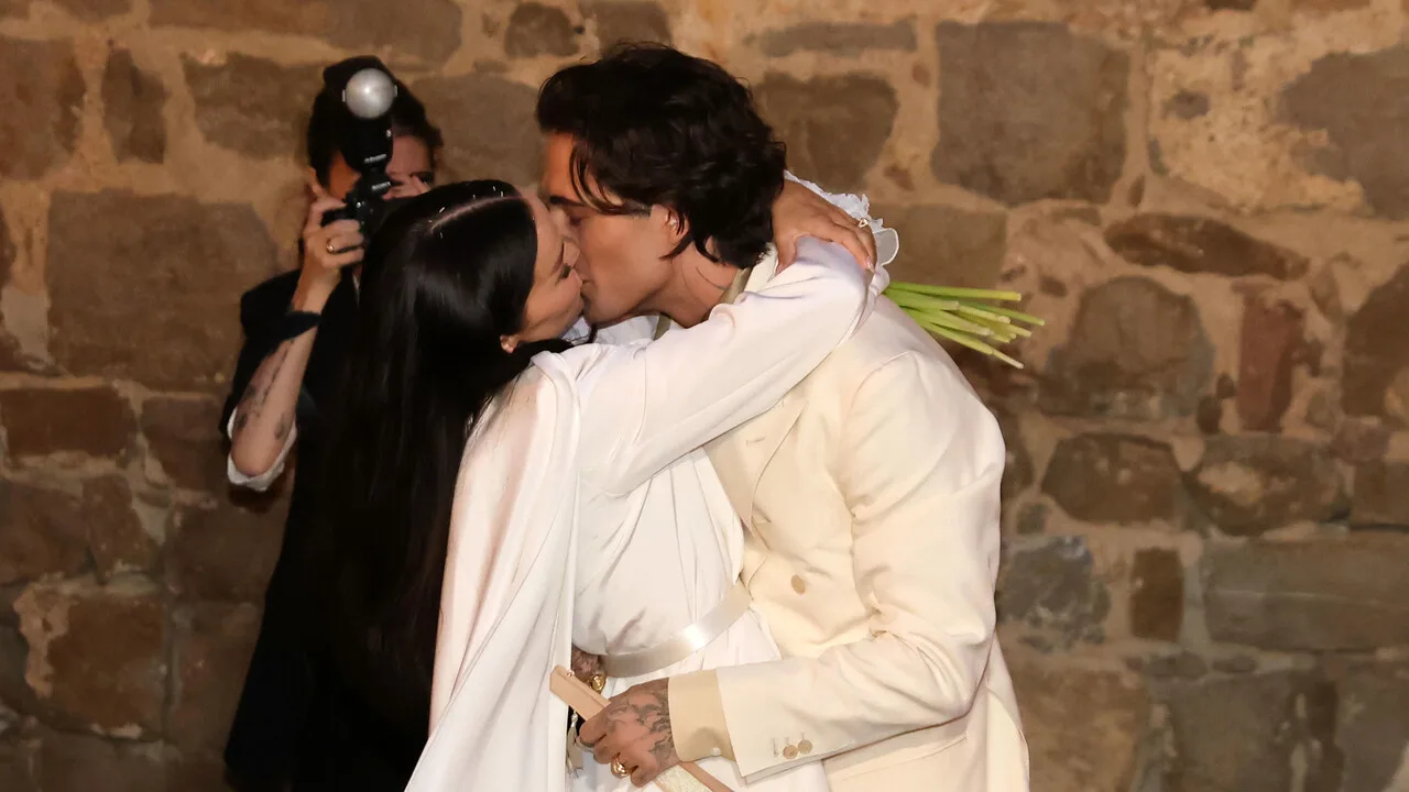 Damiano David e Dove Cameron sposi, applausi in piazza a Montalcino
