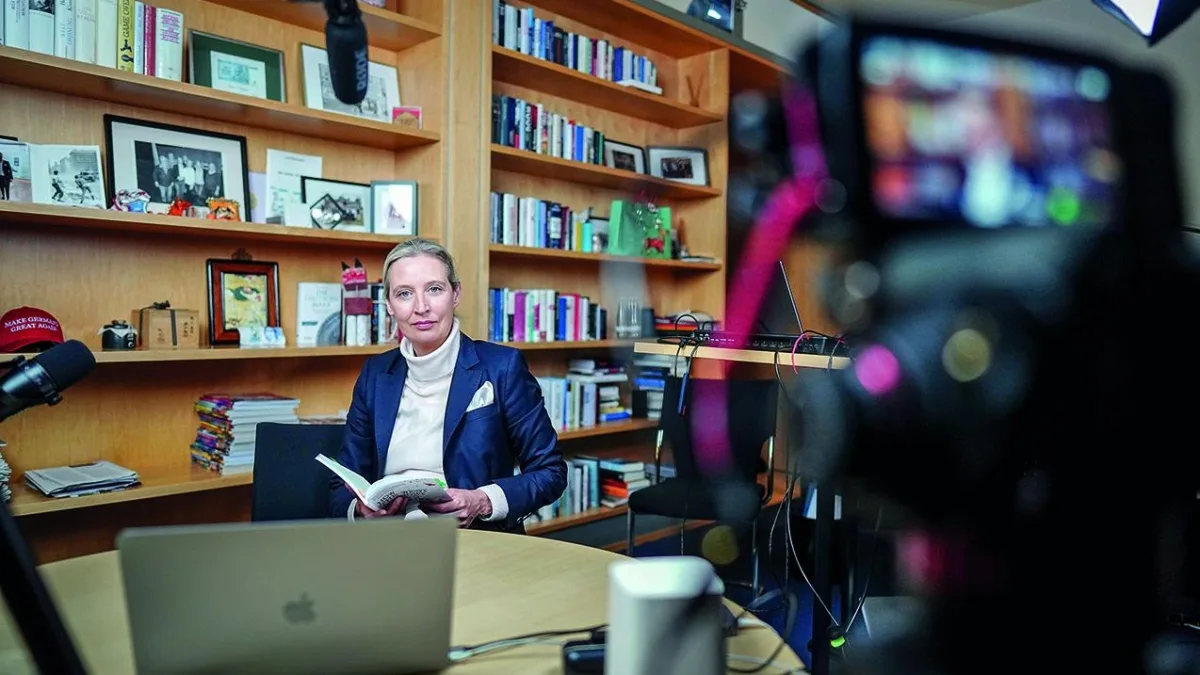 Lesbica, due figli con un'immigrata srilankese, vive in Svizzera: chi è Alice Weidel, leader di AfD