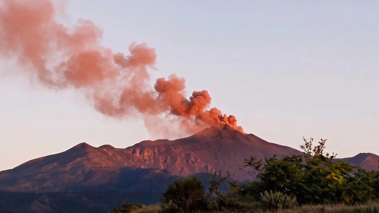Terzo giorno di stop ai voli all'aeroporto di Catania per l'emissione di cenere dall'Etna