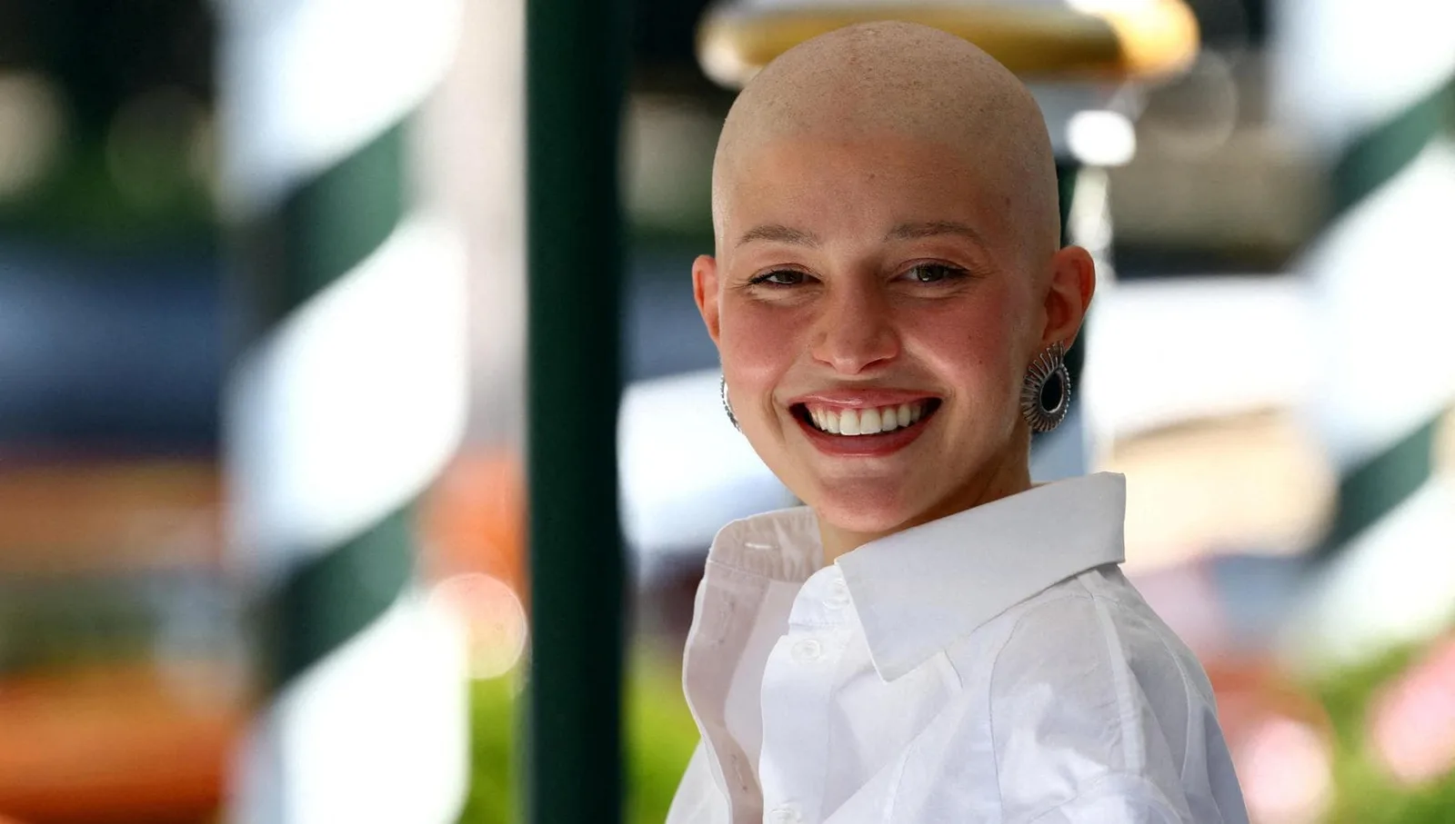 Natalia Paragoni sbarca al Lido con la testa rasata dopo la diagnosi del linfoma di Hodgkin
