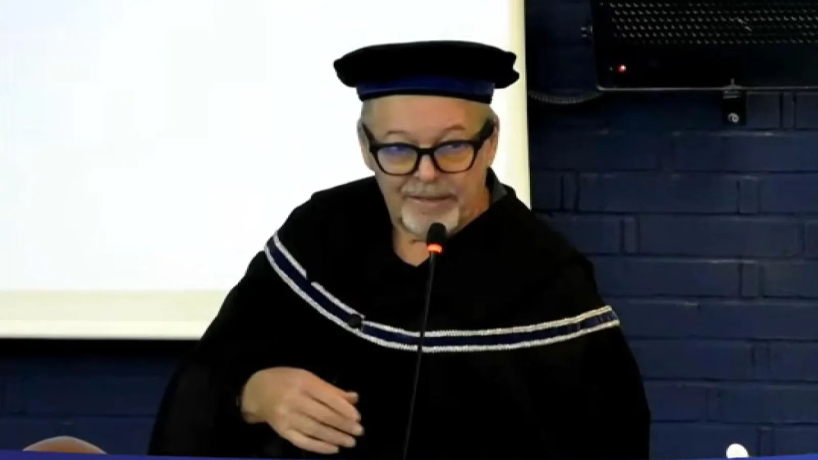 Vasco: "Una canzone non sostituisce la politica, ma può aprire uno spazio"