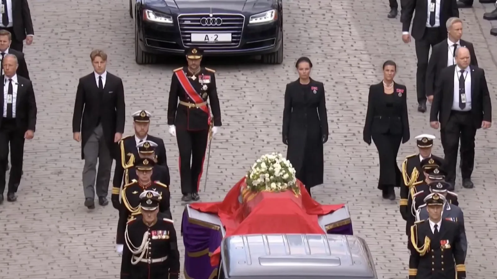 La Norvegia si ferma per Harald V: il corteo funebre attraversa Oslo
