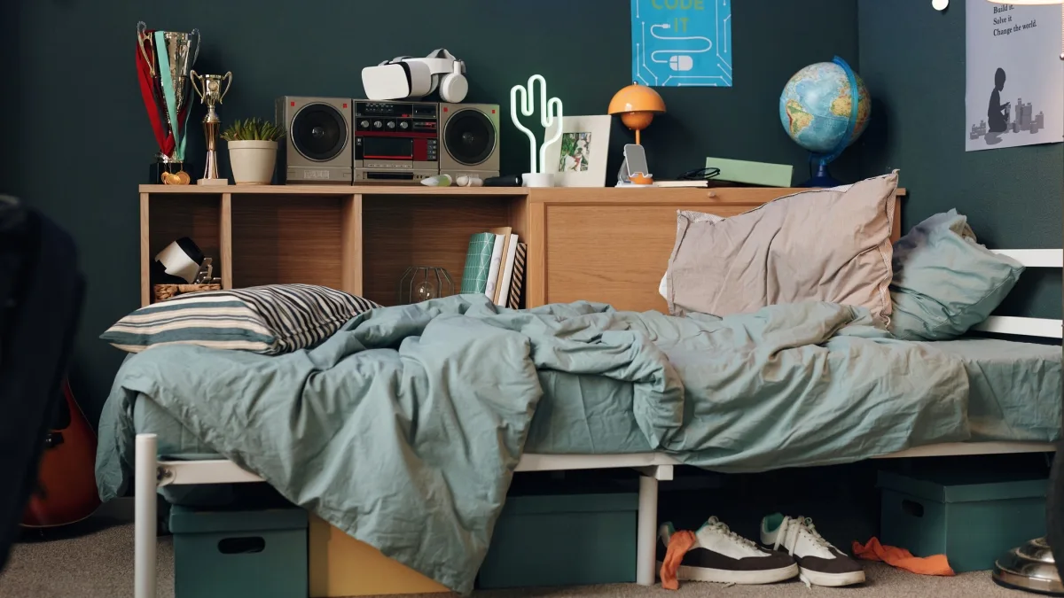 Mentre dormiamo emettiamo anidride carbonica e vapore acqueo (oltre mezzo litro a notte): cosa fare per migliorare la qualità dell’aria in camera da letto