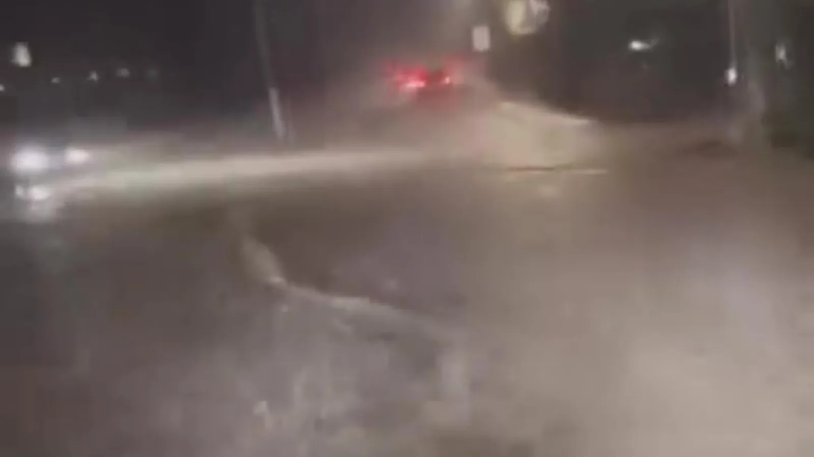 La strada come un fiume, l'auto solca l'acqua lentamente: bomba d'acqua a Roma