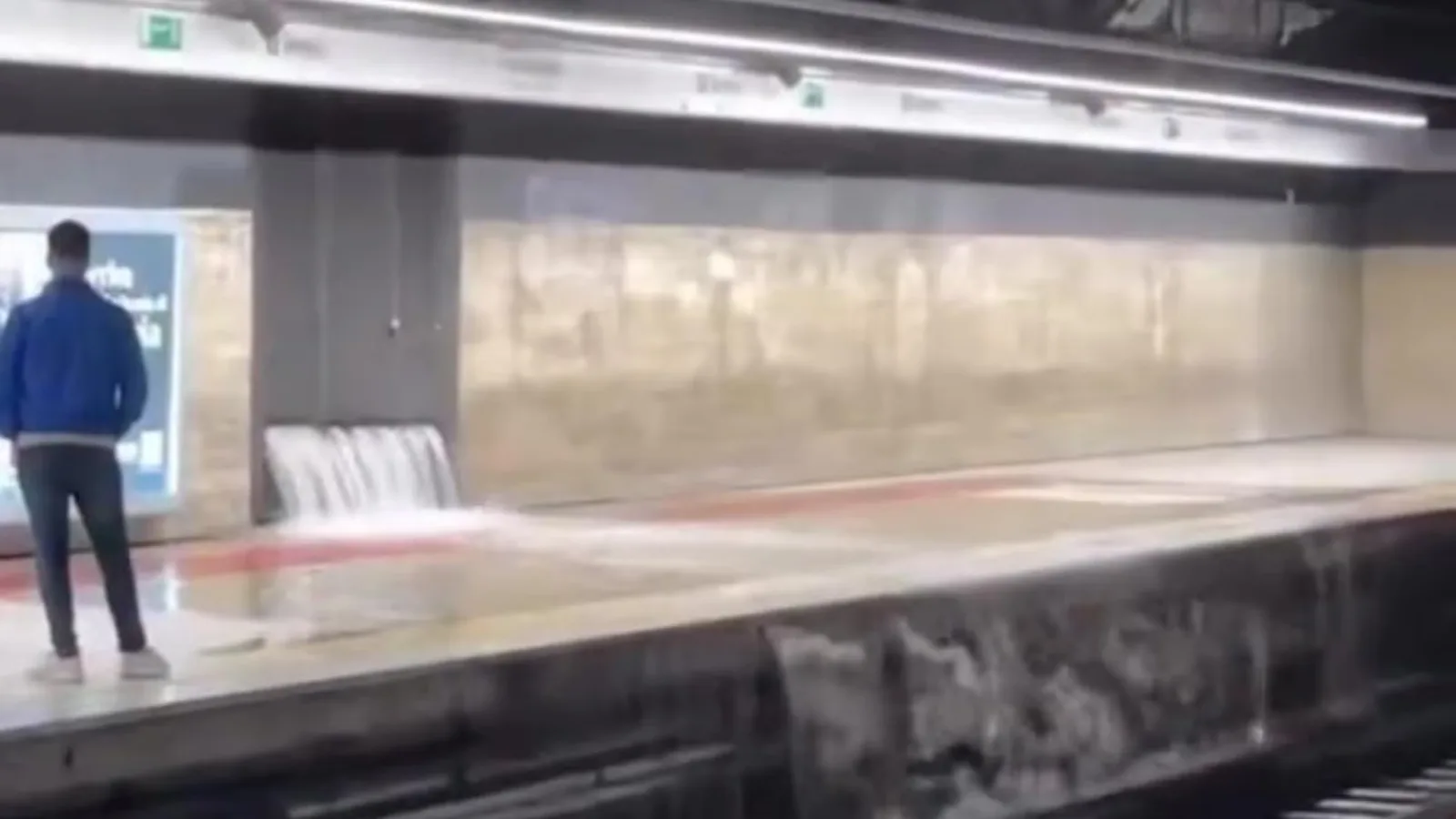 Fontana d'acqua spunta nella metro di Roma per il maltempo: viaggiatori attoniti