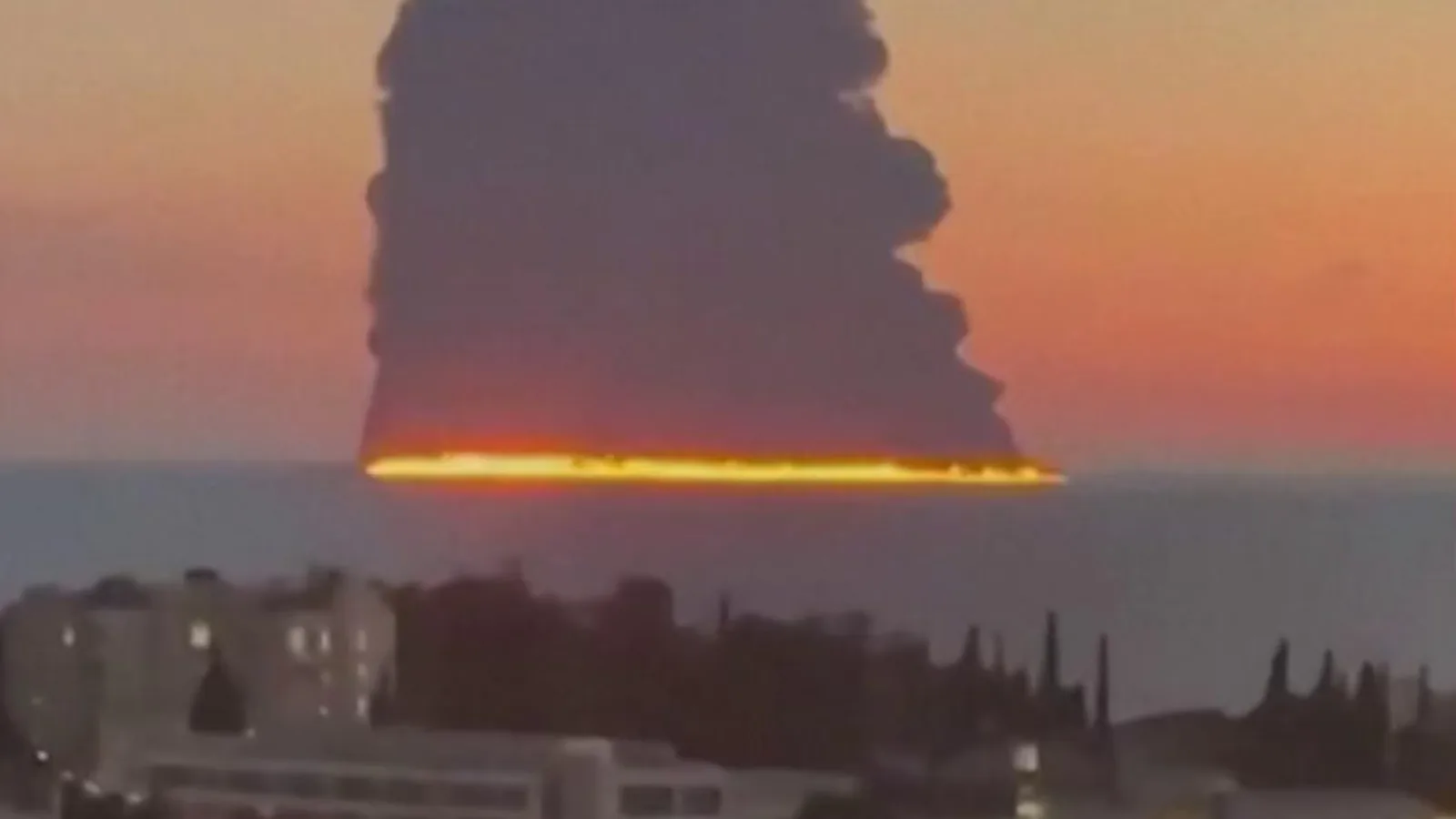 Petroliera in fiamme nel Mar Nero: la linea di fuoco vista dalla costa