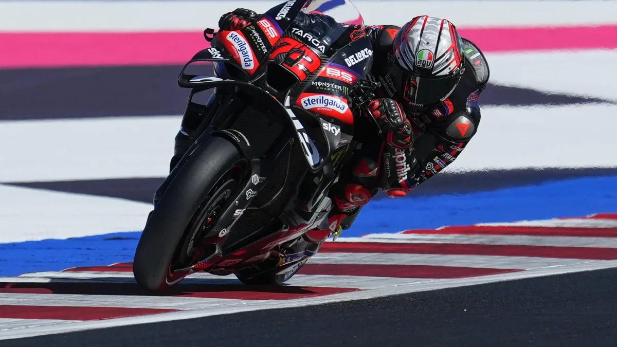 Bezzecchi va fortissimo a Misano: pole e record. Sul podio Marquez e Aldeguer. Martin partirà 5°