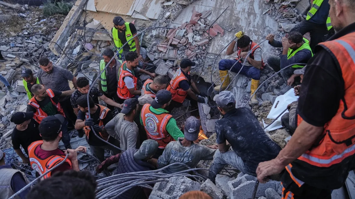 Dagli Usa bombe a Israele per 2,8 miliardi. Crolla palazzo a Gaza, almeno 11 morti e oltre 50 bambini sotto le macerie
