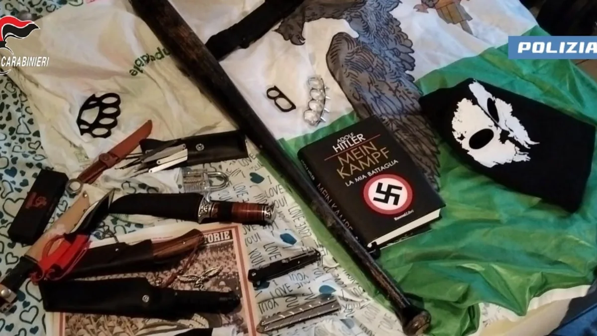 Propaganda neonazista, perquisiti 14 minorenni e tre adulti: nelle chat manuali per costruire ordigni