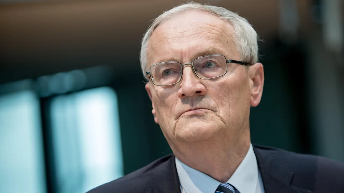 Spie, carte e tradimenti: arrestato Hanning, l'ex capo degli 007 tedeschi. «Passava informazioni a uno Stato straniero»