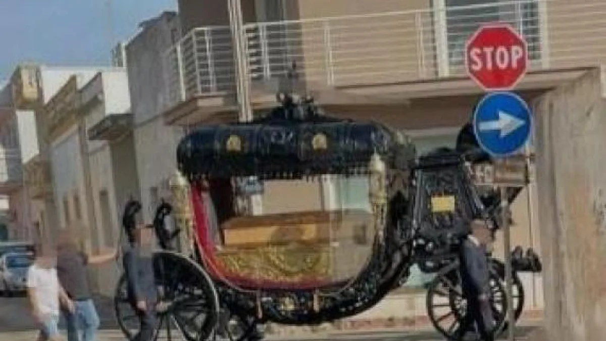 Estorsioni e funerale con cavalli che trainano la carrozza: a Racale chiesti 2 secoli di carcere per il clan erede del boss Vacca