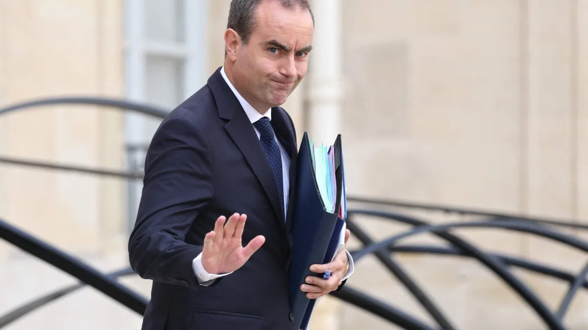 Il governo francese presenta il budget: tagli e nuove tasse per evitare il baratro finanziario