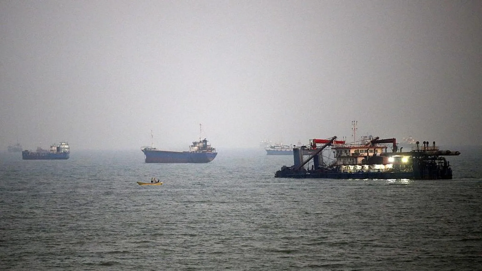 Guerra in Iran, le news di oggi. Iran: “Petroliera esplosa colpita da una mina a Hormuz”. Il comando Usa smentisce