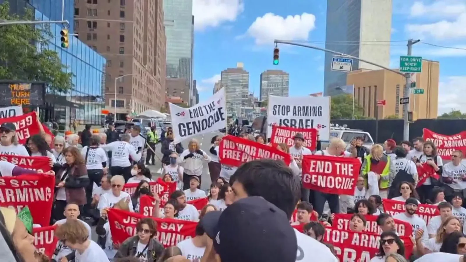 Proteste nel giorno di Netanyahu all'ONU: "Basta bombe"
