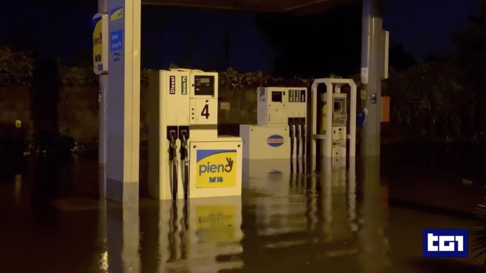 Nubifragio nel Catanese, strade trasformate in fiumi. Allerta gialla in Sardegna e Calabria