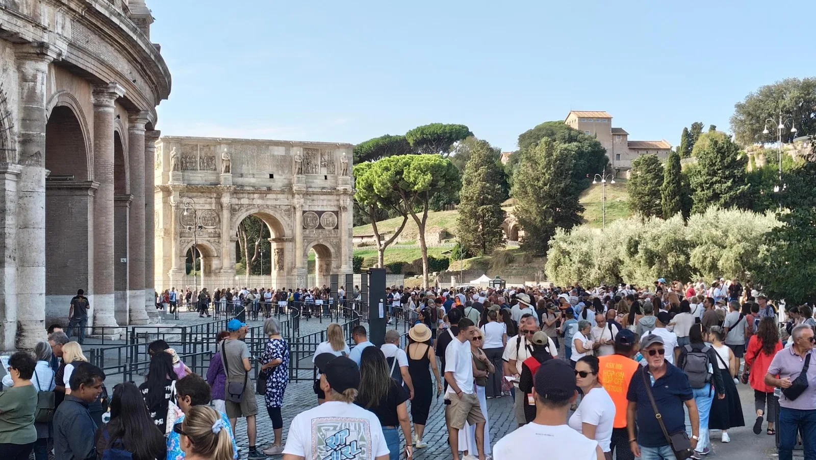 Colosseo, il giorno dopo la tragedia tra rose bianche e turisti spaesati: “La vita umana viene prima”